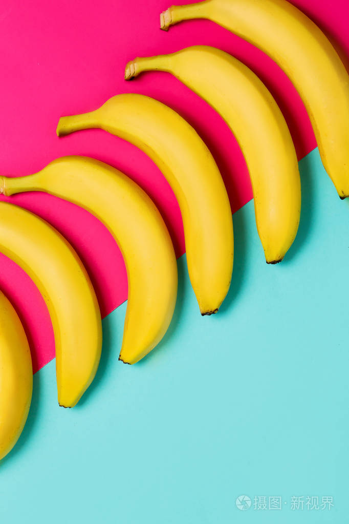 彩色背景下的黄色香蕉特写, 顶部视图