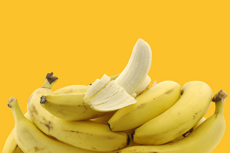 新鲜的香蕉和一种被剥皮