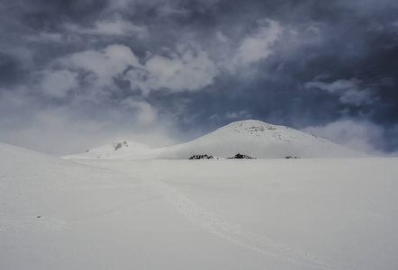 Elbrus 山, 双头山顶, 多云