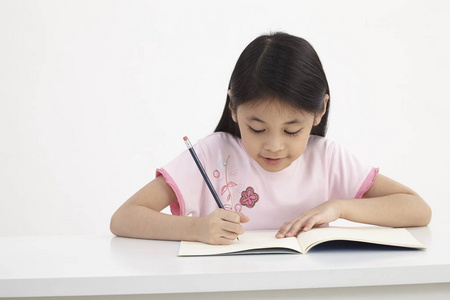 女孩写作业背影图片