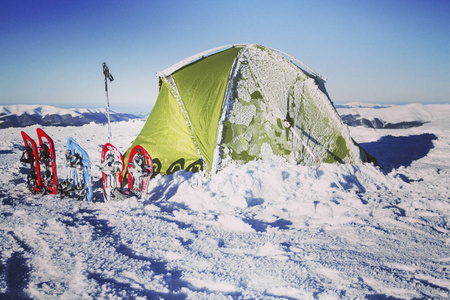 在山中徒步旅行背包与雪的冬天，