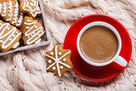 热巧克力和 marshmelow 在一个白色的杯子上, 在一个红色的针织暖毯上的盘子。圣诞曲奇水平