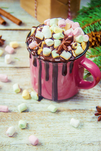 热巧克力和棉花糖在圣诞节的背景。选择性焦点