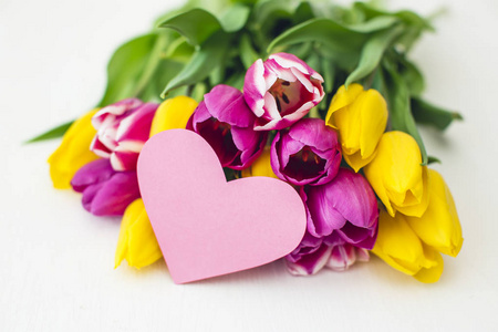 粉红色和黄色郁金香与空的纸心脏, 母亲天概念