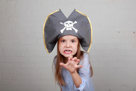 可怕的海盗女孩衬衫和帽子上以灰色背景