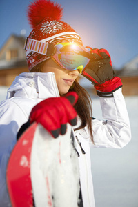 运动的女性举行滑雪板