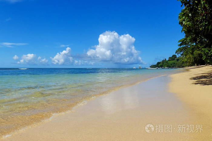 沙滩上的 Taveuni 岛，斐济