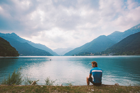 骑自行车的人在意大利的 Ledro 山湖附近休息