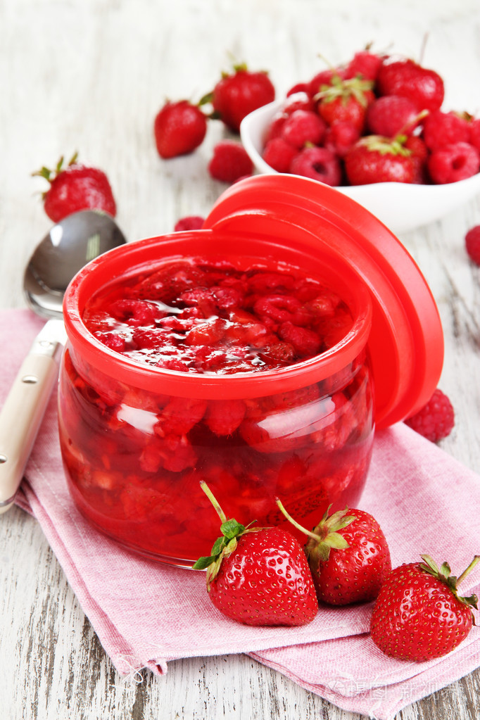 在木桌上自制的草莓果酱