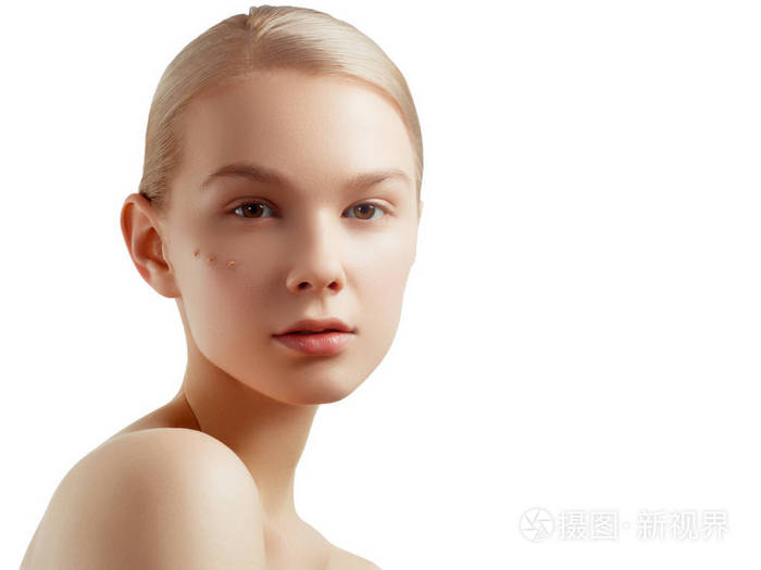 白色背景与健康皮肤上分离的女人美丽脸肖像