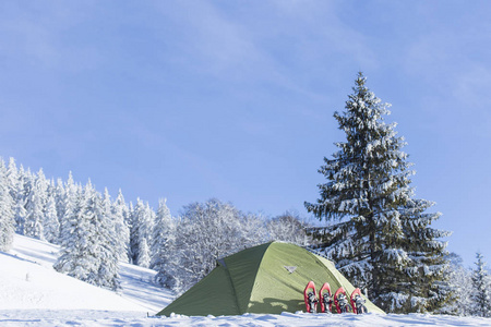 在山中徒步旅行背包与雪的冬天，