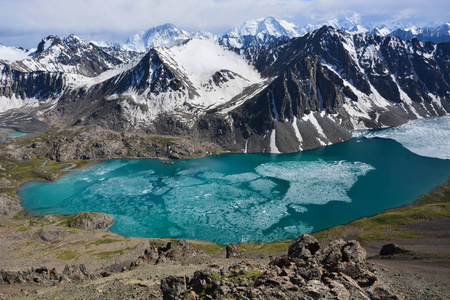 美妙的山脉景观 湖泊, 高地, 山峰, 美丽世界 风景如画的风景, 靠近 Alakul 湖在 Terskey Alatoo 