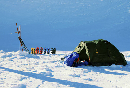 在山中徒步旅行背包与雪的冬天，