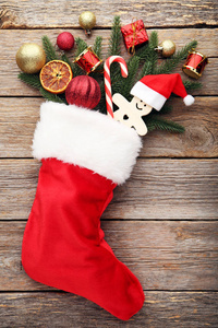 木桌上有圣诞装饰品的红色丝袜