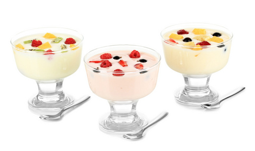 美味酸奶配上白色隔离的水果