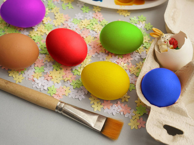 复活节彩蛋在春天五颜六色的花。复活节快乐的背景。刷子和油漆。酯兔, 白壳班尼