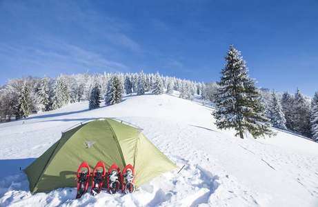 在山中徒步旅行背包与雪的冬天，