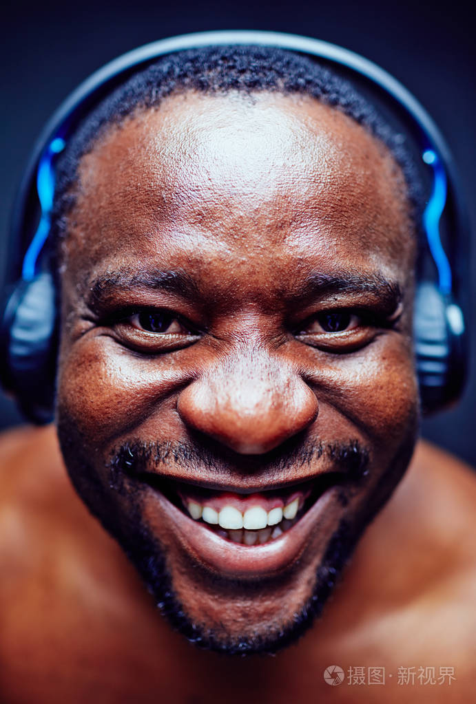 欢快的非洲裔美国音乐爱好者的肖像在耳机皱鼻子和微笑从耳朵到耳朵当