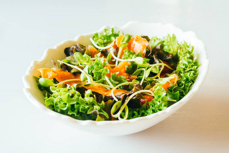 烟熏鲑鱼配新鲜蔬菜沙拉健康食品风格