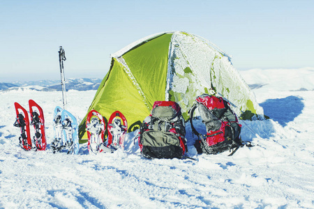 在山中徒步旅行背包与雪的冬天，