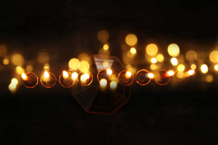 犹太节日光明节背景与烛台 传统烛台 和燃烧的蜡烛