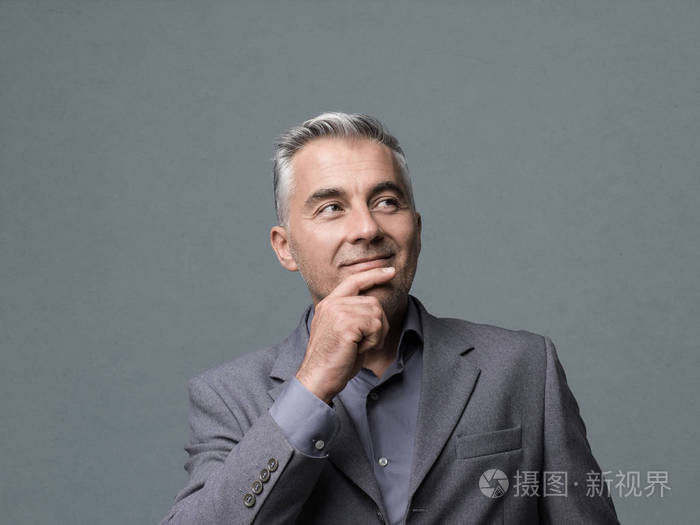 精明成熟的商人用手思考: 业务策略,机会和解决方案
