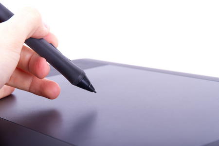 艺术家握在平板电脑上的数字笔