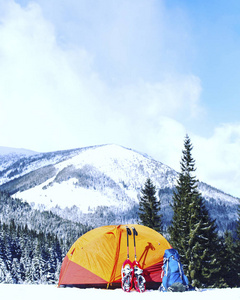 在山中徒步旅行背包与雪的冬天，