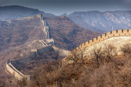 中国长城是由石头制成的一系列防御工事。