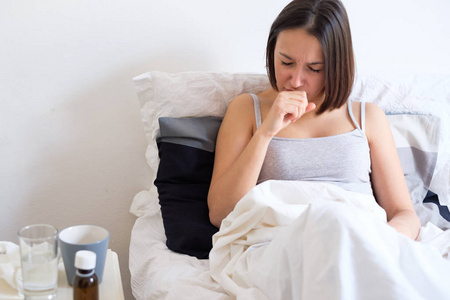 生病的女人感冒和流感感觉不好