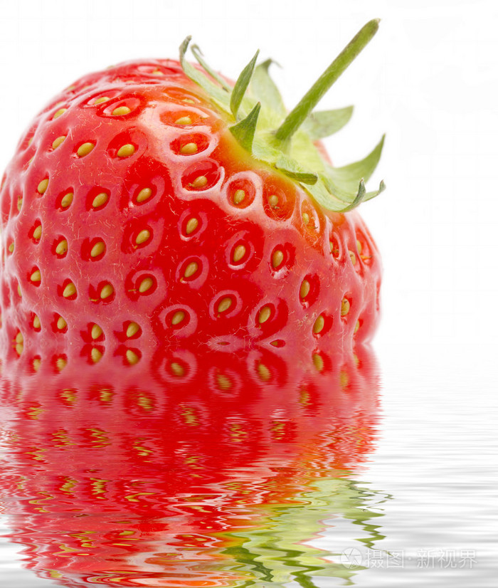 用波纹反射的红色草莓