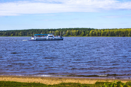晴天。科纳科沃附近的伏尔加河。游船在河的中央。特维尔地区, 俄罗斯. 有关旅行度假的网站背景