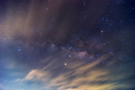 银河银河与恒星和空间尘埃在宇宙中, 长时间曝光