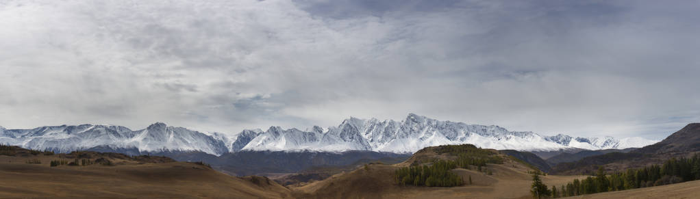 山的全景