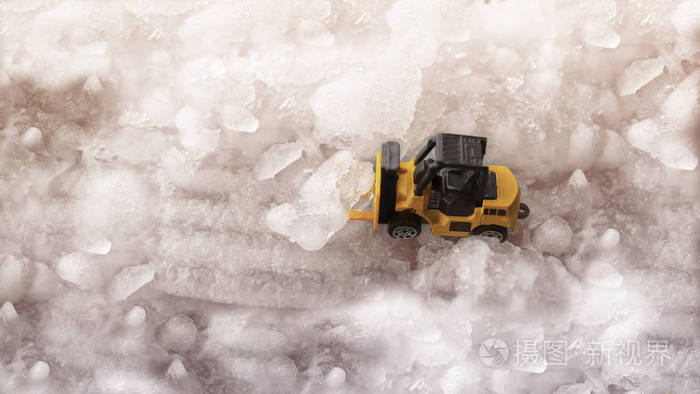 黄色挖掘机玩具在雪, 冰块的卡车