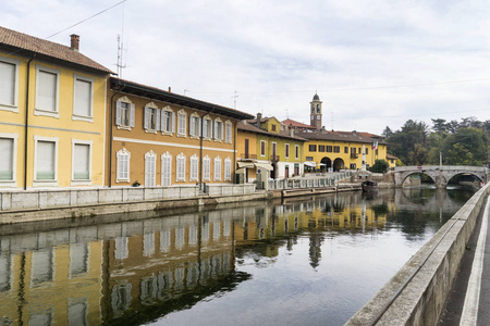 路沿 Naviglio 格兰德在 Boffalora sopra 提契诺