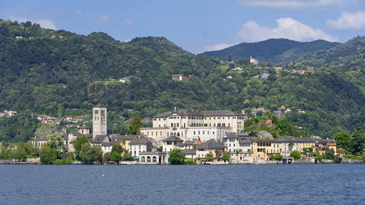 奥尔塔圣 Giulio, Verbano Cusio Ossola, 山麓, 意大利 圣 Giulio 海岛和湖在夏天