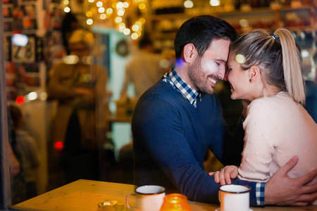 幸福的情侣在酒吧接吻和约会