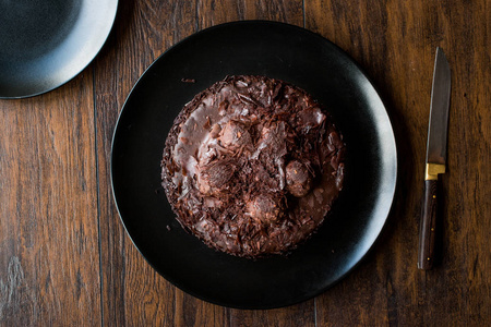 黑盘子里的巧克力 Profiterole 蛋糕