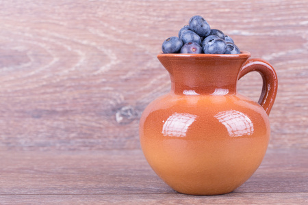 在粘土水壶里的蓝莓