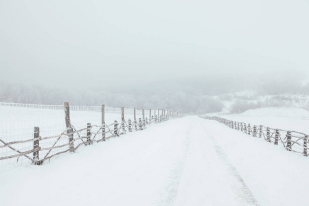 雪覆盖的乡间小路