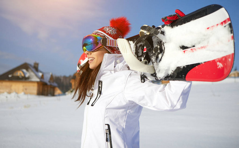 运动的女性举行滑雪板