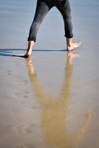 在沙滩上赤脚行走的人在沙滩上脚印