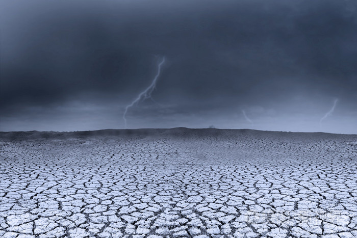 背景暴风雨天气和干燥地面