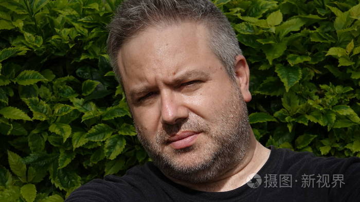 严重胡子拉碴的人