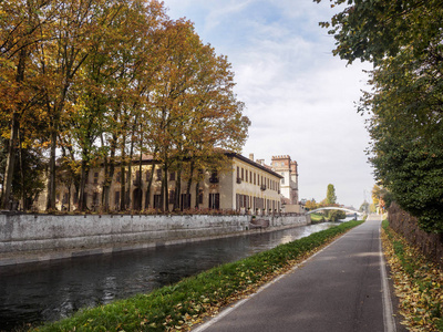 路沿 Naviglio 格兰德别墅在 Robecco