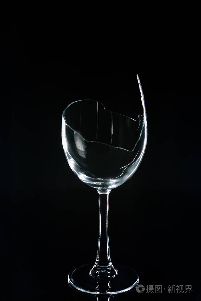 黑色反光表上的碎酒杯