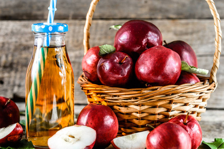 红红的苹果汁在桌子上，健康排毒饮料的维生素，有机食品的概念
