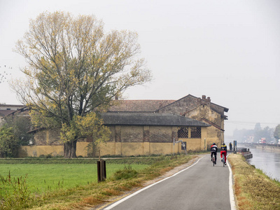 路沿 Naviglio 格兰德从米兰到 Abbiategrasso