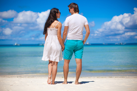 在菲律宾热带海滩浪漫情侣看海